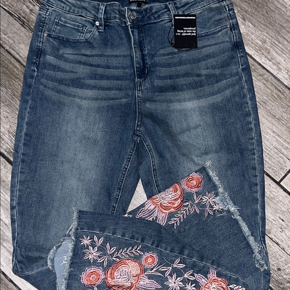 Embroidered Floral Cropped Jeans
